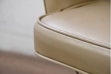 ビンテージ　ミッドセンチュリーな雰囲気のお部屋にもぴったりのレトロなアルミ脚のアームチェア(椅子、イス、ラウンジチェア、ヴィンテージ)(R-082345)