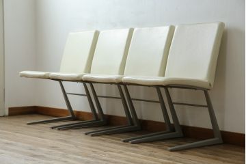中古　Boconcept(ボーコンセプト)　Mariposa Deluxe(マリポサ デラックス)　スタイリッシュなソリ脚デザインが目を引く本革(レザー)ダイニングチェア4脚セット(アームレスチェア、椅子、イス、バラ売り可能)(定価4脚で約34万円)(R-082347)
