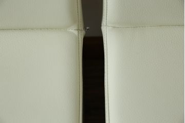 中古　Boconcept(ボーコンセプト)　Mariposa Deluxe(マリポサ デラックス)　スタイリッシュなソリ脚デザインが目を引く本革(レザー)ダイニングチェア4脚セット(アームレスチェア、椅子、イス、バラ売り可能)(定価4脚で約34万円)(R-082347)