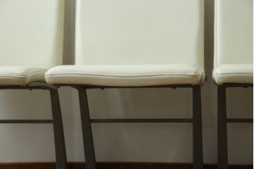 中古　Boconcept(ボーコンセプト)　Mariposa Deluxe(マリポサ デラックス)　スタイリッシュなソリ脚デザインが目を引く本革(レザー)ダイニングチェア4脚セット(アームレスチェア、椅子、イス、バラ売り可能)(定価4脚で約34万円)(R-082347)