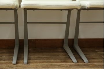 中古　Boconcept(ボーコンセプト)　Mariposa Deluxe(マリポサ デラックス)　スタイリッシュなソリ脚デザインが目を引く本革(レザー)ダイニングチェア4脚セット(アームレスチェア、椅子、イス、バラ売り可能)(定価4脚で約34万円)(R-082347)