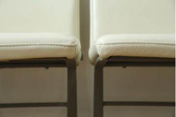 中古　Boconcept(ボーコンセプト)　Mariposa Deluxe(マリポサ デラックス)　スタイリッシュなソリ脚デザインが目を引く本革(レザー)ダイニングチェア4脚セット(アームレスチェア、椅子、イス、バラ売り可能)(定価4脚で約34万円)(R-082347)