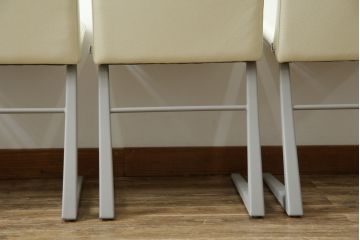 中古　Boconcept(ボーコンセプト)　Mariposa Deluxe(マリポサ デラックス)　スタイリッシュなソリ脚デザインが目を引く本革(レザー)ダイニングチェア4脚セット(アームレスチェア、椅子、イス、バラ売り可能)(定価4脚で約34万円)(R-082347)