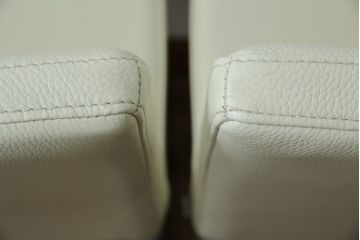 中古　Boconcept(ボーコンセプト)　Mariposa Deluxe(マリポサ デラックス)　スタイリッシュなソリ脚デザインが目を引く本革(レザー)ダイニングチェア4脚セット(アームレスチェア、椅子、イス、バラ売り可能)(定価4脚で約34万円)(R-082347)