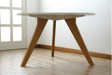 中古　特注モデル　Cassina(カッシーナ)　Alias(アリアス)　曲線フォルムと木脚がおしゃれなAgo(アゴ)　ラウンドダイニングテーブル　定価約52万円相当　(R-082348)