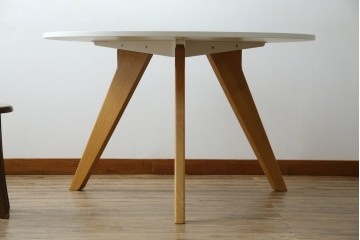 中古　特注モデル　Cassina(カッシーナ)　Alias(アリアス)　曲線フォルムと木脚がおしゃれなAgo(アゴ)　ラウンドダイニングテーブル　定価約52万円相当　(R-082348)