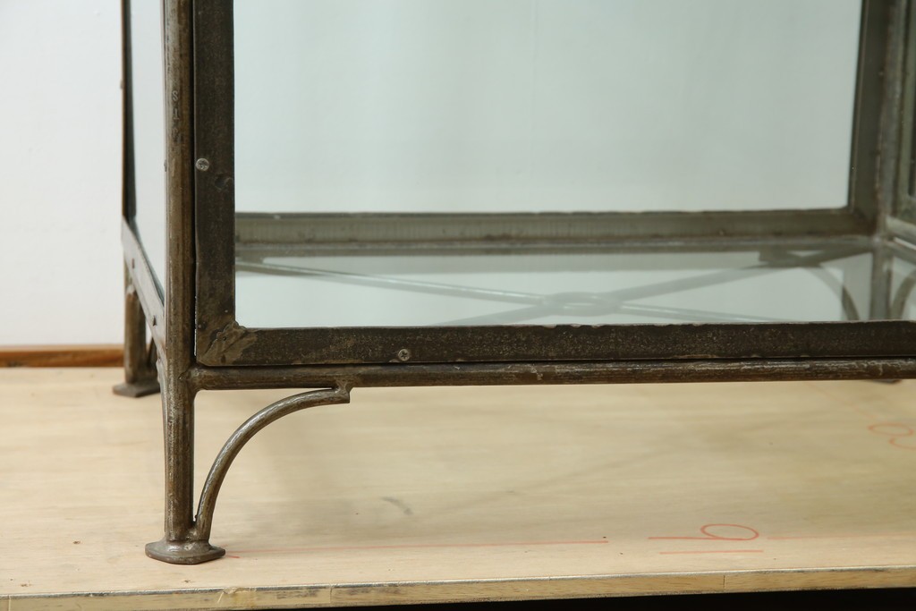 中古　アイアン製　アンティーク調　インダストリアルデザインの無骨な雰囲気がおしゃれな縦型Gケース　(R-082349)