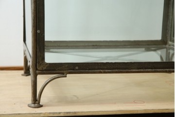 中古　アイアン製　アンティーク調　インダストリアルデザインの無骨な雰囲気がおしゃれな縦型Gケース　(R-082349)