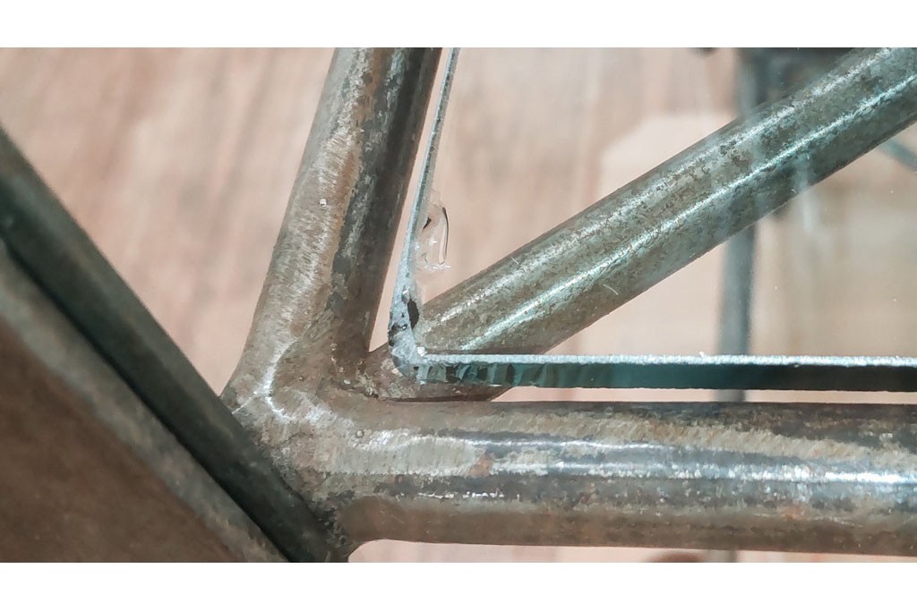 中古　アイアン製　アンティーク調　インダストリアルデザインの無骨な雰囲気がおしゃれな縦型Gケース　(R-082349)