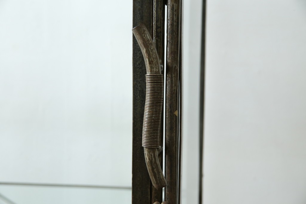 中古　アイアン製　アンティーク調　インダストリアルデザインの無骨な雰囲気がおしゃれな縦型Gケース　(R-082349)