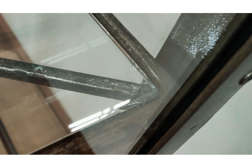 中古　アイアン製　アンティーク調　インダストリアルデザインの無骨な雰囲気がおしゃれな縦型Gケース　(R-082349)