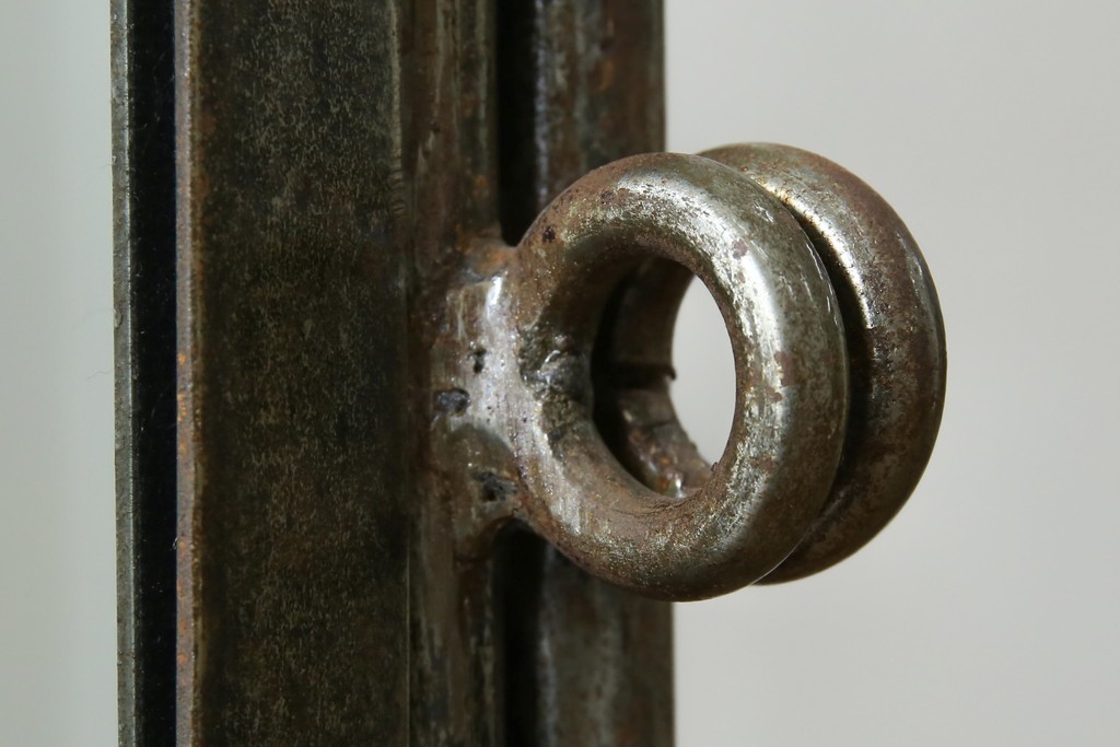 中古　アイアン製　アンティーク調　インダストリアルデザインの無骨な雰囲気がおしゃれな縦型Gケース　(R-082349)