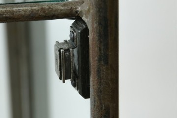 中古　アイアン製　アンティーク調　インダストリアルデザインの無骨な雰囲気がおしゃれな縦型Gケース　(R-082349)