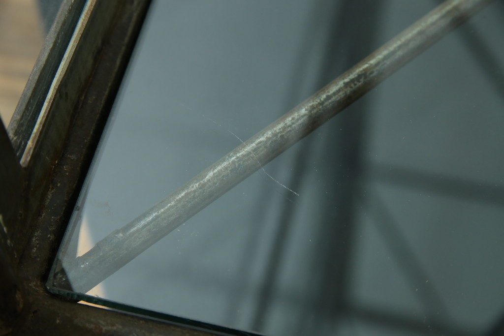 中古　アイアン製　アンティーク調　インダストリアルデザインの無骨な雰囲気がおしゃれな縦型Gケース　(R-082349)