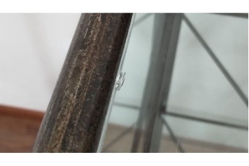 中古　アイアン製　アンティーク調　インダストリアルデザインの無骨な雰囲気がおしゃれな縦型Gケース　(R-082349)