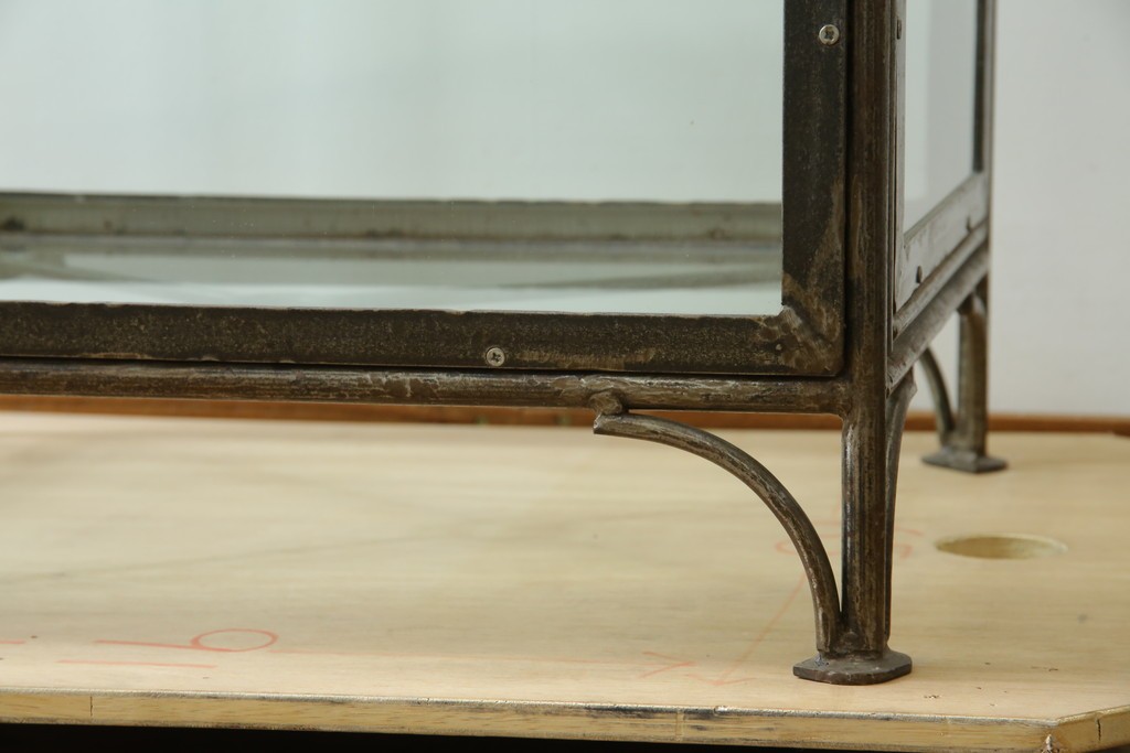 中古　アイアン製　アンティーク調　インダストリアルデザインの無骨な雰囲気がおしゃれな縦型Gケース　(R-082349)