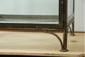 中古　アイアン製　アンティーク調　インダストリアルデザインの無骨な雰囲気がおしゃれな縦型Gケース　(R-082349)