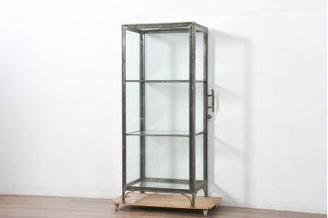 中古　アイアン製　アンティーク調　インダストリアルデザインの無骨な雰囲気がおしゃれな縦型Gケース(戸棚、収納棚、ガラスケース、コレクションケース、ショーケース、ディスプレイケース、キャビネット、飾り棚、陳列棚、ビンテージ風、ヴィンテージ風、店舗什器)(R-082349)