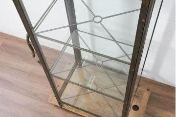 中古　アイアン製　アンティーク調　インダストリアルデザインの無骨な雰囲気がおしゃれな縦型Gケース(戸棚、収納棚、ガラスケース、コレクションケース、ショーケース、ディスプレイケース、キャビネット、飾り棚、陳列棚、ビンテージ風、ヴィンテージ風、店舗什器)(R-082349)