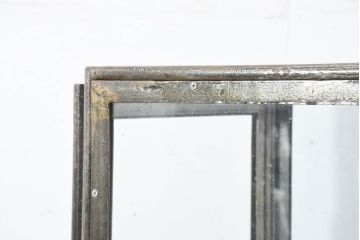 中古　アイアン製　アンティーク調　インダストリアルデザインの無骨な雰囲気がおしゃれな縦型Gケース(戸棚、収納棚、ガラスケース、コレクションケース、ショーケース、ディスプレイケース、キャビネット、飾り棚、陳列棚、ビンテージ風、ヴィンテージ風、店舗什器)(R-082349)