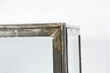 中古　アイアン製　アンティーク調　インダストリアルデザインの無骨な雰囲気がおしゃれな縦型Gケース(戸棚、収納棚、ガラスケース、コレクションケース、ショーケース、ディスプレイケース、キャビネット、飾り棚、陳列棚、ビンテージ風、ヴィンテージ風、店舗什器)(R-082349)