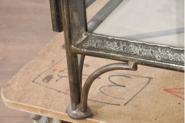 中古　アイアン製　アンティーク調　インダストリアルデザインの無骨な雰囲気がおしゃれな縦型Gケース(戸棚、収納棚、ガラスケース、コレクションケース、ショーケース、ディスプレイケース、キャビネット、飾り棚、陳列棚、ビンテージ風、ヴィンテージ風、店舗什器)(R-082349)