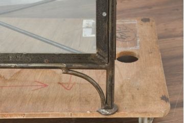 中古　アイアン製　アンティーク調　インダストリアルデザインの無骨な雰囲気がおしゃれな縦型Gケース(戸棚、収納棚、ガラスケース、コレクションケース、ショーケース、ディスプレイケース、キャビネット、飾り棚、陳列棚、ビンテージ風、ヴィンテージ風、店舗什器)(R-082349)