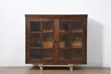 中古　美品　松本民芸家具　G-型特注モデル　脚(台輪)付きリメイク　シックな空間づくりが叶う面取りサイドキャビネット(カップボード、収納棚、戸棚、キャビネット、本箱)(R-082354)