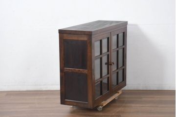 中古　美品　松本民芸家具　G-型特注モデル　脚(台輪)付きリメイク　シックな空間づくりが叶う面取りサイドキャビネット(カップボード、収納棚、戸棚、キャビネット、本箱)(R-082354)