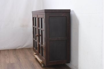中古　美品　松本民芸家具　G-型特注モデル　脚(台輪)付きリメイク　シックな空間づくりが叶う面取りサイドキャビネット(カップボード、収納棚、戸棚、キャビネット、本箱)(R-082354)