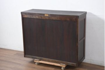中古　美品　松本民芸家具　G-型特注モデル　脚(台輪)付きリメイク　シックな空間づくりが叶う面取りサイドキャビネット(カップボード、収納棚、戸棚、キャビネット、本箱)(R-082354)