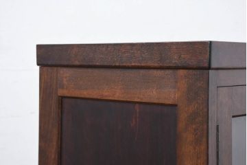 中古　美品　松本民芸家具　G-型特注モデル　脚(台輪)付きリメイク　シックな空間づくりが叶う面取りサイドキャビネット(カップボード、収納棚、戸棚、キャビネット、本箱)(R-082354)