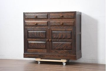 中古　美品　松本民芸家具　G-型特注モデル　天板リメイク　シックな空間づくりが叶う面取りサイドキャビネット(カップボード、収納棚、戸棚、キャビネット、本箱)(R-082355)