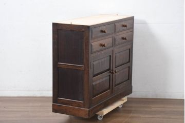 中古　美品　松本民芸家具　G-型特注モデル　天板リメイク　シックな空間づくりが叶う面取りサイドキャビネット(カップボード、収納棚、戸棚、キャビネット、本箱)(R-082355)