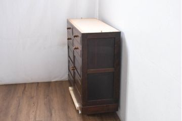 中古　美品　松本民芸家具　G-型特注モデル　天板リメイク　シックな空間づくりが叶う面取りサイドキャビネット(カップボード、収納棚、戸棚、キャビネット、本箱)(R-082355)