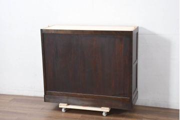 中古　美品　松本民芸家具　G-型特注モデル　天板リメイク　シックな空間づくりが叶う面取りサイドキャビネット(カップボード、収納棚、戸棚、キャビネット、本箱)(R-082355)