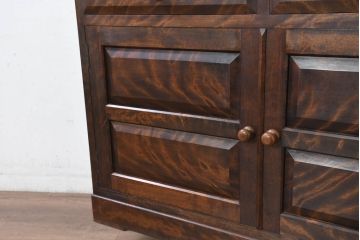 中古　美品　松本民芸家具　G-型特注モデル　天板リメイク　シックな空間づくりが叶う面取りサイドキャビネット(カップボード、収納棚、戸棚、キャビネット、本箱)(R-082355)