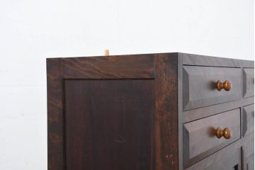 中古　美品　松本民芸家具　G-型特注モデル　天板リメイク　シックな空間づくりが叶う面取りサイドキャビネット(カップボード、収納棚、戸棚、キャビネット、本箱)(R-082355)