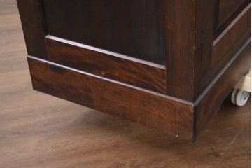 中古　美品　松本民芸家具　G-型特注モデル　天板リメイク　シックな空間づくりが叶う面取りサイドキャビネット(カップボード、収納棚、戸棚、キャビネット、本箱)(R-082355)