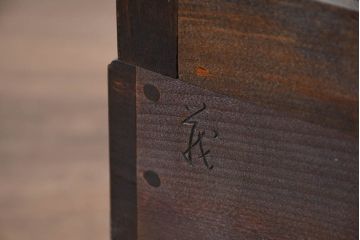 中古　美品　松本民芸家具　G-型特注モデル　天板リメイク　シックな空間づくりが叶う面取りサイドキャビネット(カップボード、収納棚、戸棚、キャビネット、本箱)(R-082355)