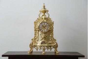 中古　イタリア　高級品!!　真鍮(しんちゅう)製　ロココ調の豪華な装飾が見ごたえ抜群の置き時計　定価約11万円相当　(R-082359)