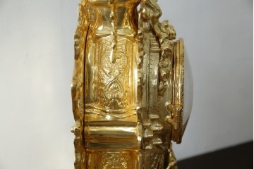 中古　イタリア　高級品!!　真鍮(しんちゅう)製　ロココ調の豪華な装飾が見ごたえ抜群の置き時計　定価約11万円相当　(R-082359)