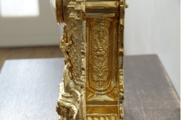 中古　イタリア　高級品!!　真鍮(しんちゅう)製　ロココ調の豪華な装飾が見ごたえ抜群の置き時計　定価約11万円相当　(R-082359)