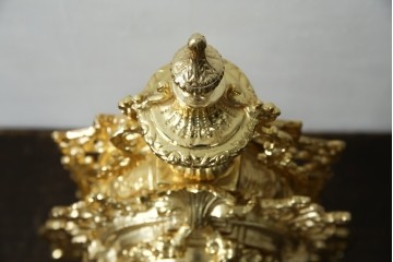 中古　イタリア　高級品!!　真鍮(しんちゅう)製　ロココ調の豪華な装飾が見ごたえ抜群の置き時計　定価約11万円相当　(R-082359)