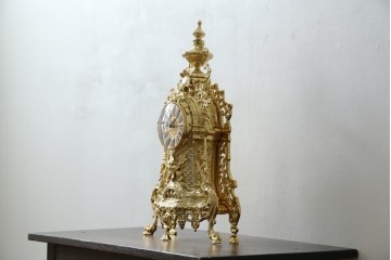 中古　イタリア　高級品!!　真鍮(しんちゅう)製　ロココ調の豪華な装飾が見ごたえ抜群の置き時計　定価約11万円相当　(R-082359)