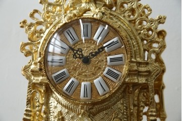 中古　イタリア　高級品!!　真鍮(しんちゅう)製　ロココ調の豪華な装飾が見ごたえ抜群の置き時計　定価約11万円相当　(R-082359)