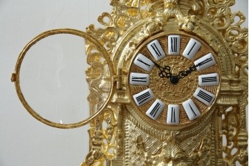 中古　イタリア　高級品!!　真鍮(しんちゅう)製　ロココ調の豪華な装飾が見ごたえ抜群の置き時計　定価約11万円相当　(R-082359)