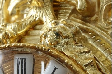 中古　イタリア　高級品!!　真鍮(しんちゅう)製　ロココ調の豪華な装飾が見ごたえ抜群の置き時計　定価約11万円相当　(R-082359)