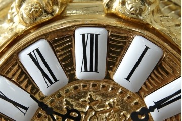 中古　イタリア　高級品!!　真鍮(しんちゅう)製　ロココ調の豪華な装飾が見ごたえ抜群の置き時計　定価約11万円相当　(R-082359)