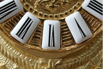 中古　イタリア　高級品!!　真鍮(しんちゅう)製　ロココ調の豪華な装飾が見ごたえ抜群の置き時計　定価約11万円相当　(R-082359)